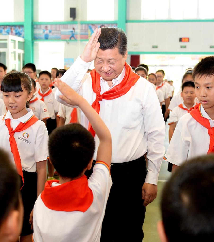 2014年5月30日，習(xí)近平總書(shū)記來(lái)到北京市海淀區(qū)民族小學(xué)，參加慶?！傲弧眹?guó)際兒童節(jié)活動(dòng)。新華社記者 李濤 攝