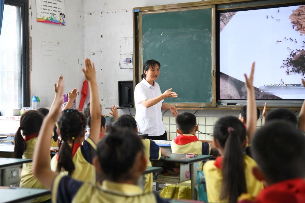 5月31日，學(xué)生在科學(xué)課上與老師互動(dòng)。
