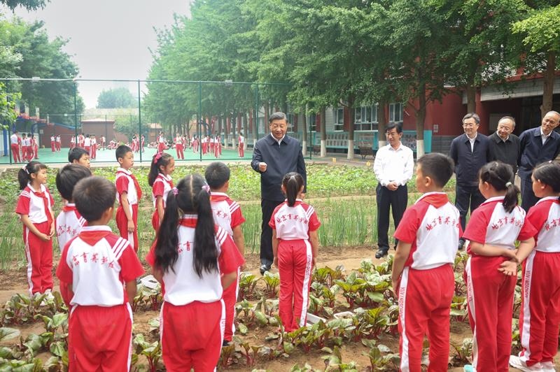 2023年5月31日，習近平總書記在北京育英學校同小學生們親切交流。