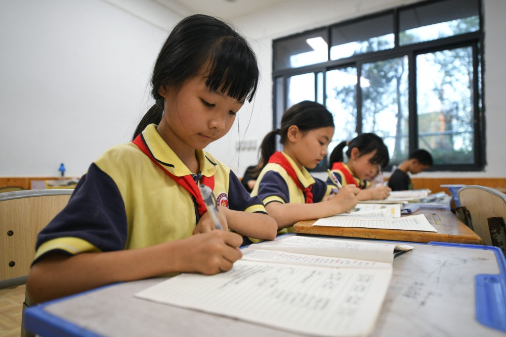 5月30日，學(xué)生在之江小學(xué)“留守兒童之家”寫作業(yè)。