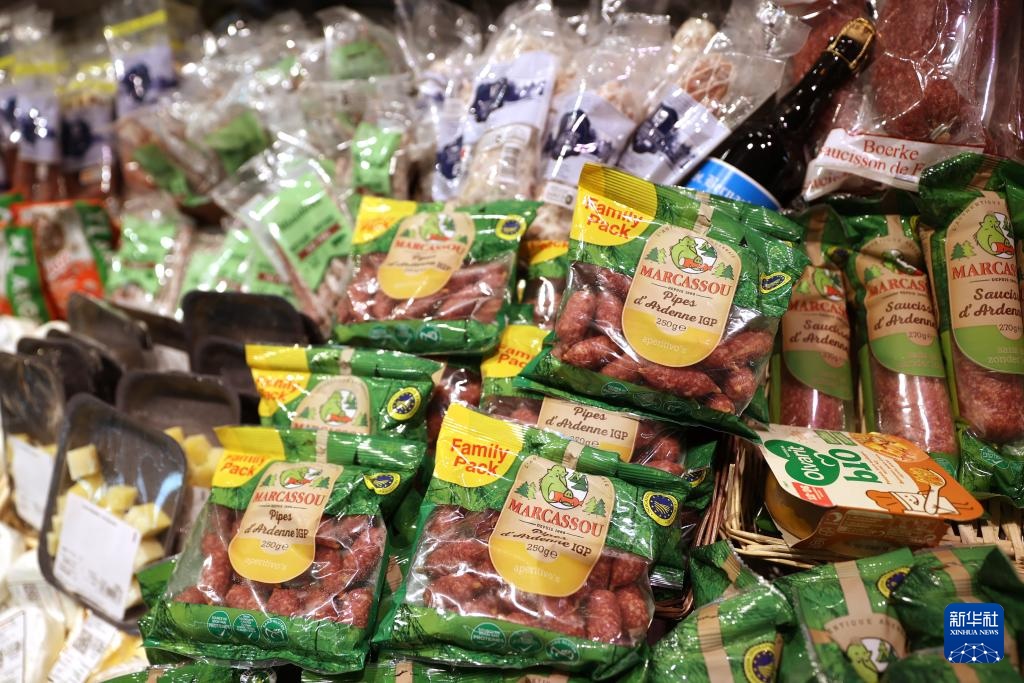 這是5月31日在比利時布魯塞爾一家超市拍攝的各類食品。新華社記者 趙丁喆 攝