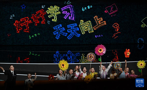 6月1日，演員在“我和祖國一起成長”主題演出活動中表演。新華社記者 金良快 攝