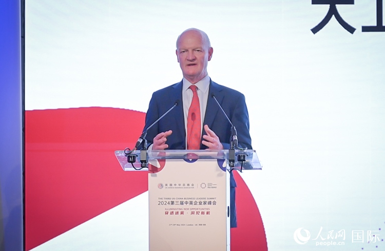 英國(guó)前負(fù)責(zé)大學(xué)與科研事務(wù)的國(guó)務(wù)大臣、英國(guó)皇家學(xué)會(huì)院士大衛(wèi)·威利茨致辭。人民網(wǎng) 郭錦標(biāo)攝