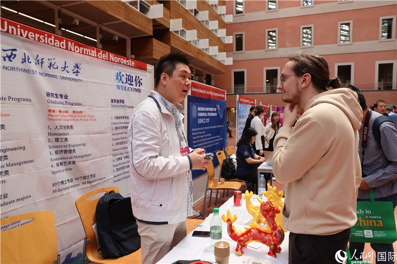 西班牙應(yīng)屆畢業(yè)生在展臺(tái)前咨詢。人民網(wǎng)記者 顏歡攝