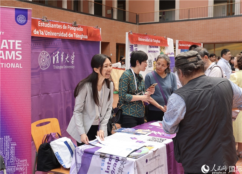 旅西華人華僑在展臺(tái)前咨詢。人民網(wǎng)記者 顏歡攝