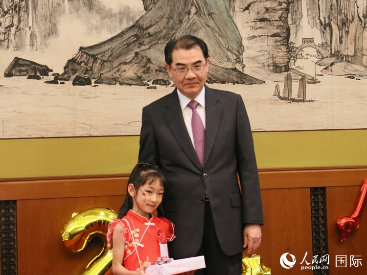 吳江浩大使向中文朗誦比賽獲獎(jiǎng)選手代表贈(zèng)送書籍。人民網(wǎng) 許可攝