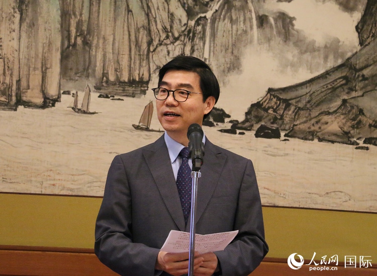 中國(guó)駐日本大使館施泳公使致辭。人民網(wǎng) 許可攝