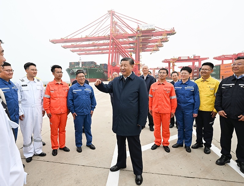 △2024年5月22日，習近平總書記在山東省日照港親切慰問港口科技工作者、運營人員、航運人員。