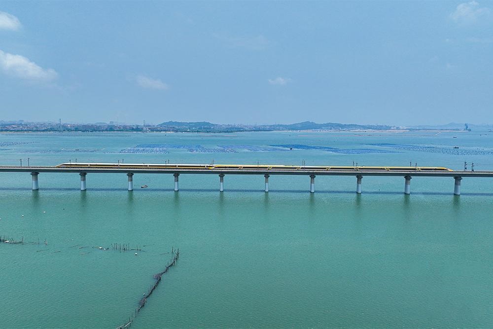△2023年6月28日，CR450動車組試驗列車在湄洲灣跨海大橋交會運行，單列最高運行時速達到453公里。