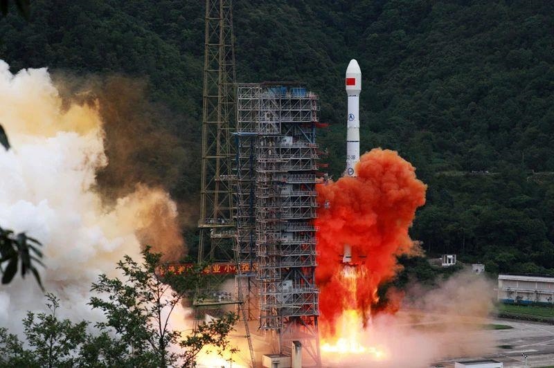△2020年6月23日，我國北斗三號全球衛(wèi)星導航系統(tǒng)最后一顆組網衛(wèi)星在西昌衛(wèi)星發(fā)射中心點火升空。同年7月，北斗三號系統(tǒng)正式開通全球服務，“中國的北斗”真正成為“世界的北斗”。
