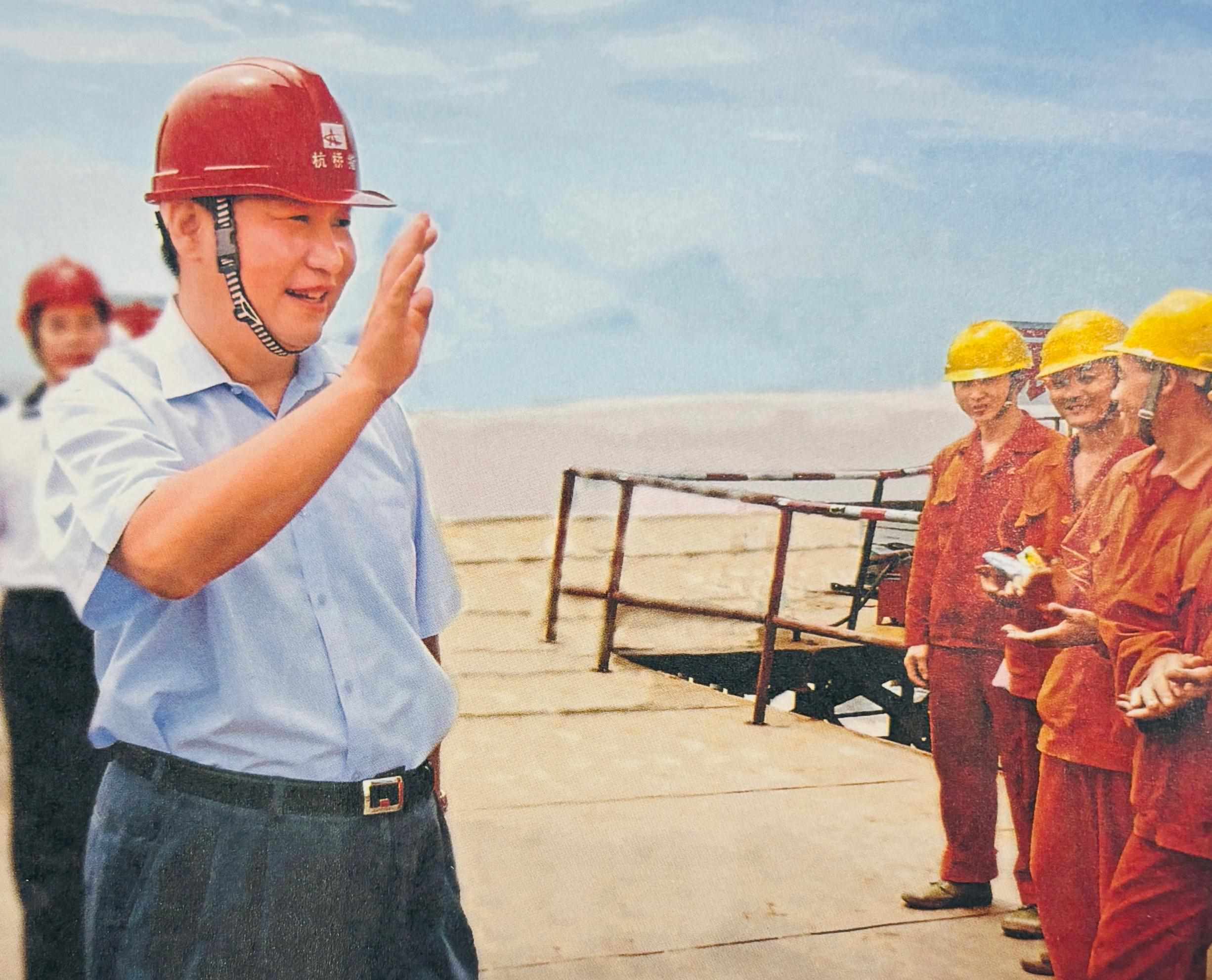 △2006年7月12日，習近平在杭州灣跨海大橋嘉興市海鹽段建設工地慰問工人。