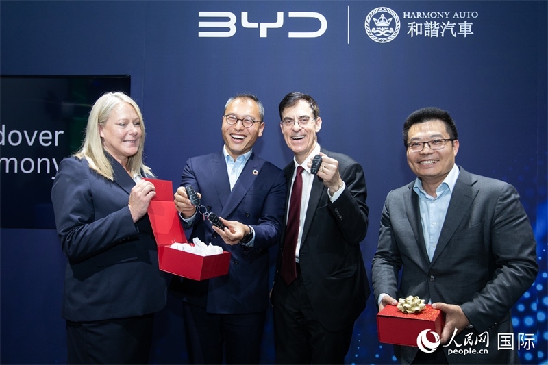 兩位英國消費(fèi)者獲得新車鑰匙。人民網(wǎng)記者 許立群攝影