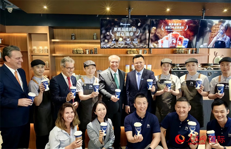 巴西副總統(tǒng)阿爾克明在北京某咖啡店推廣巴西咖啡。人民網(wǎng)記者 符園園攝