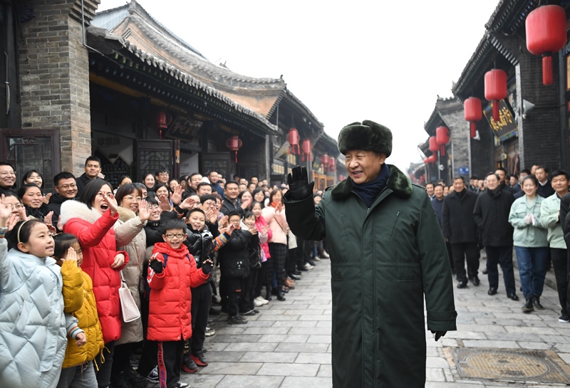2022年1月27日，習(xí)近平總書記在山西平遙古城向現(xiàn)場群眾揮手致意。