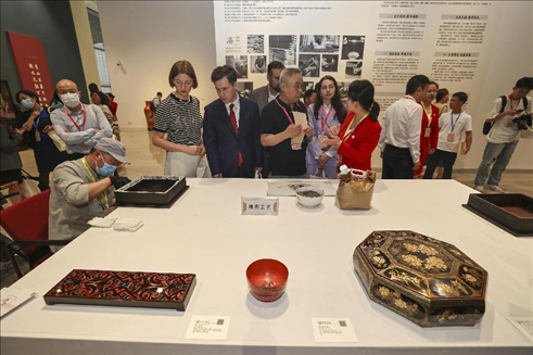 2023年5月28日，北京，推光漆器匠人為駐華使節(jié)展示技藝。