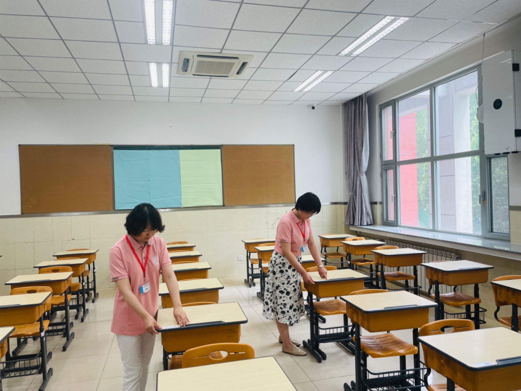 6月6日，北京市海淀區(qū)北航實驗學校中學部考點內，學校教師做好考前籌備工作。人民網記者 李依環(huán)攝