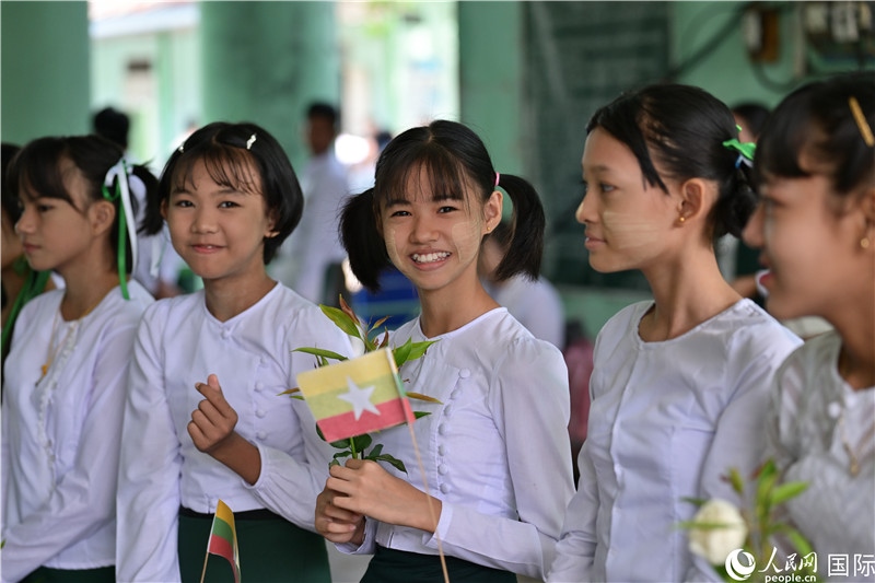 萊達雅第14中學(xué)學(xué)生在歡迎儀式上。人民網(wǎng)記者謝佳君攝