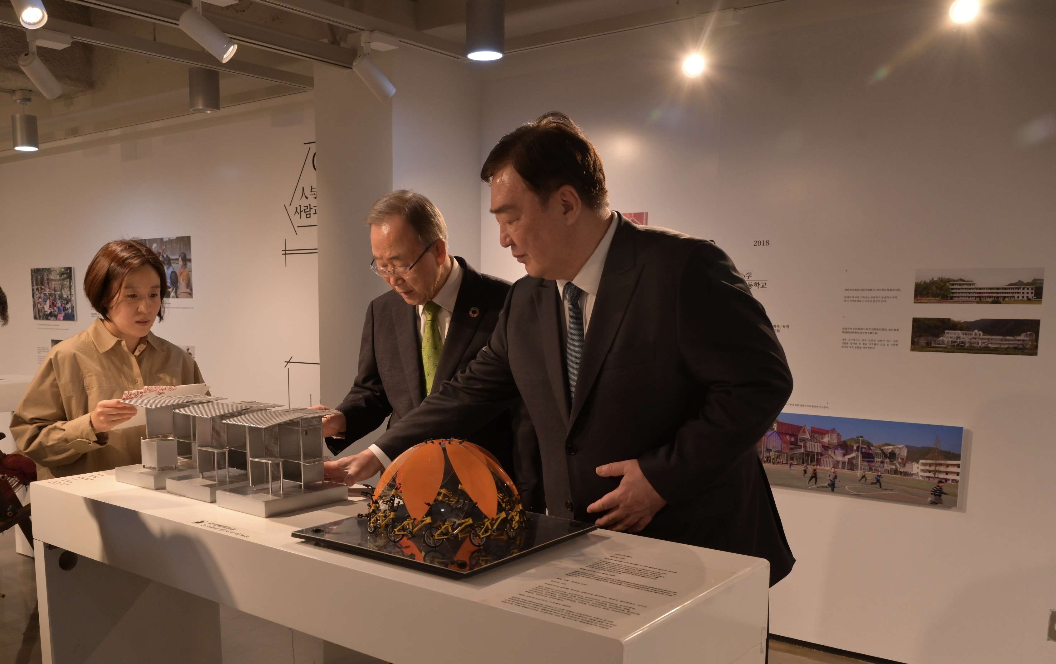 邢海明（右一）與潘基文共同參觀《自然生活傳承——美麗中國(guó)特展》。首爾中國(guó)文化中心供圖