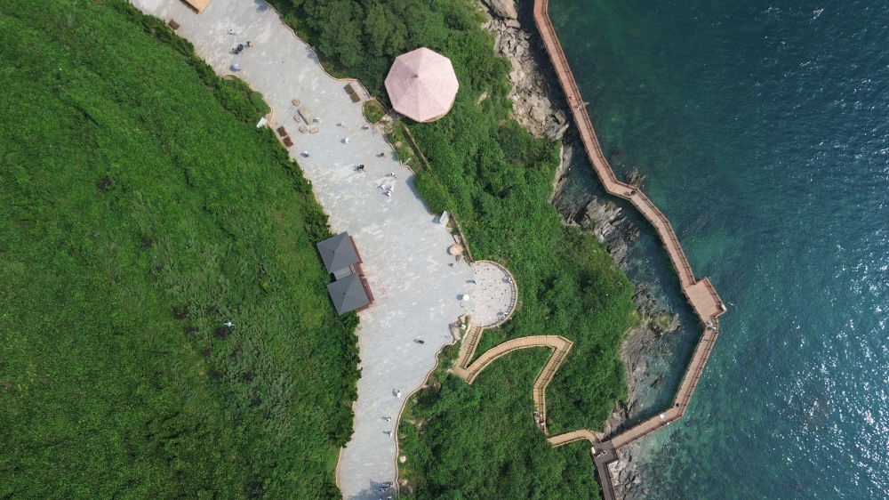 2023年8月16日，長海縣小長山島小水口森林公園一角（無人機(jī)照片）。新華社記者 陳為 攝