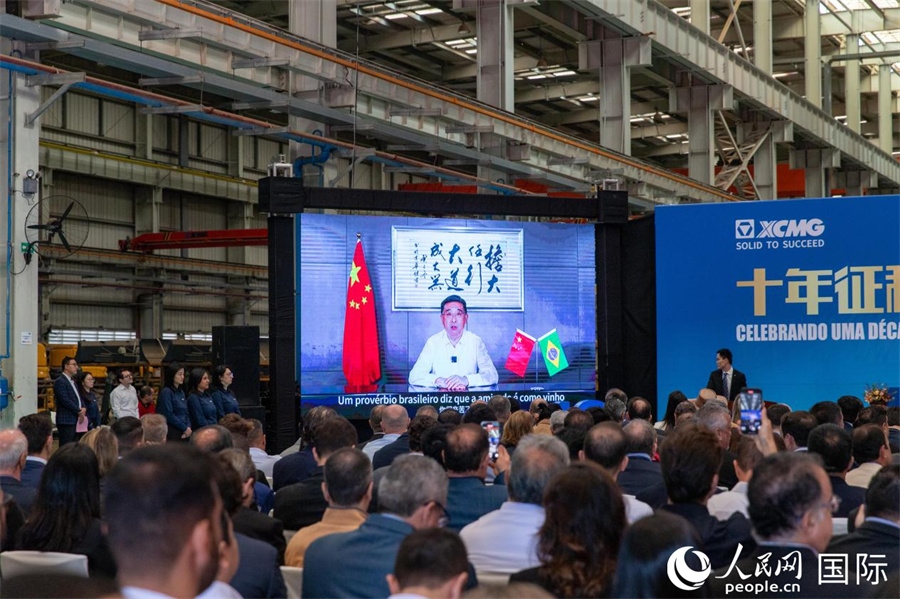 徐工集團(tuán)、徐工機(jī)械董事長(zhǎng)楊東升在視頻致辭中表示，徐工作為中國(guó)工程機(jī)械的排頭兵，堅(jiān)定不移實(shí)施國(guó)際化主戰(zhàn)略，投資運(yùn)營(yíng)的徐工巴西制造基地成為見證中巴友誼的標(biāo)桿示范。 人民日?qǐng)?bào)社拉美中心分社 威廉·科埃略·維亞納攝