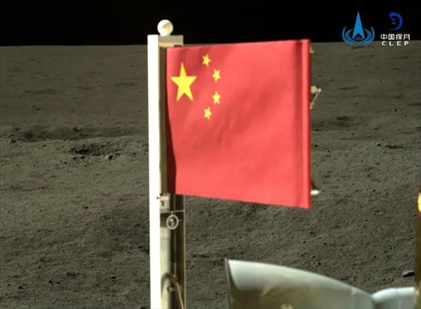 五星紅旗在落于月背的嫦娥六號探測器上展開。