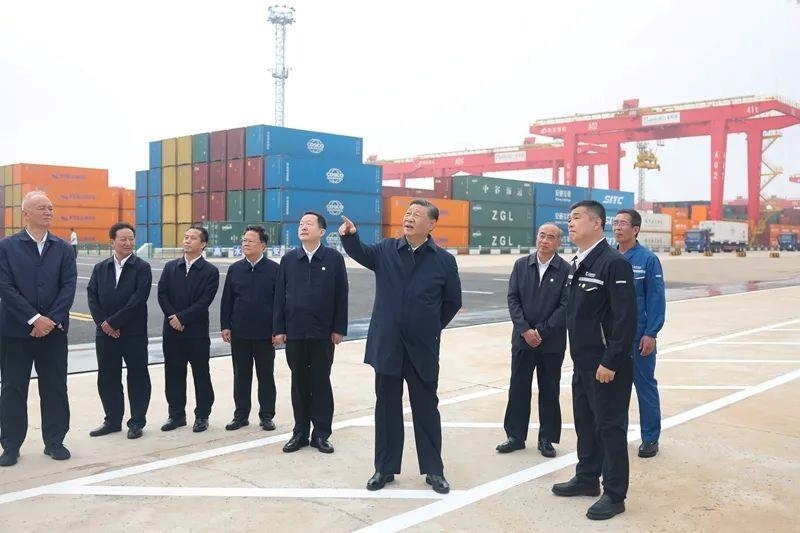 2024年5月22日，習近平總書記在山東日照港察看全自動化集裝箱碼頭作業(yè)場景。