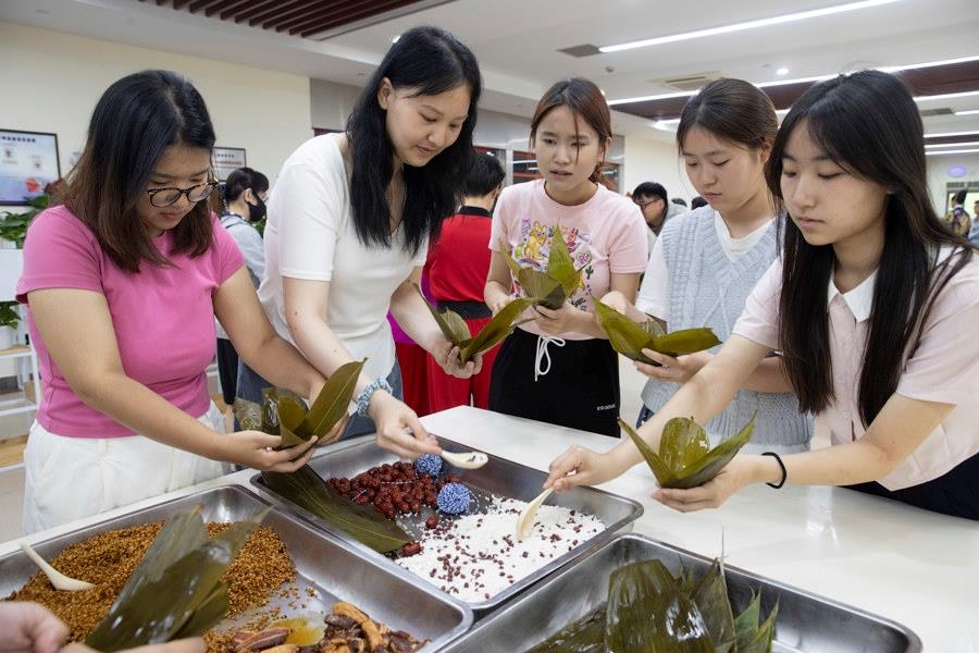 2024年6月1日，海峽兩岸青年學生在華東師范大學包粽子、做香囊，體驗傳統(tǒng)文化。