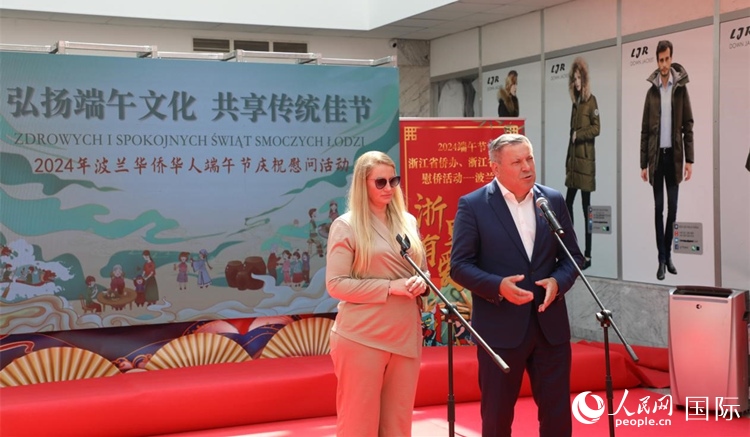 皮耶霍欽斯基（右）在活動上致辭。人民網(wǎng)記者 李增偉攝