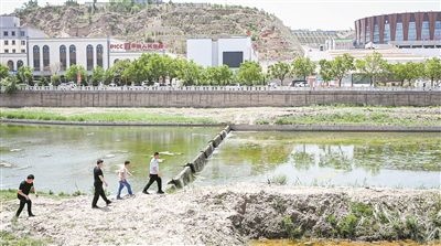  工作人員在內蒙古呼和浩特市清水河縣城關鎮(zhèn)清水河河道巡查。新華社記者 貝赫攝