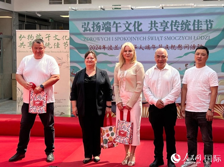 向波蘭友人發(fā)放端午節(jié)慰問(wèn)品。人民網(wǎng)記者 李增偉攝