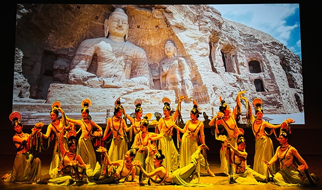 展演現(xiàn)場(chǎng)，同學(xué)們?cè)诒硌莨?jié)目《云岡飛天印象》。校方供圖