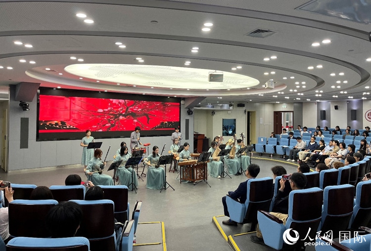 北京第二外國語學院學生帶來民樂表演。人民網(wǎng)記者 陳思攝