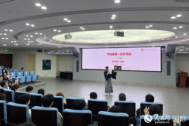 日本大學生介紹能樂知識。人民網(wǎng)記者 陳思攝
