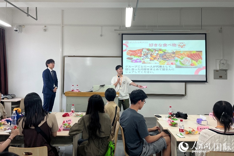 中日大學生交流討論。人民網(wǎng)記者 陳思攝