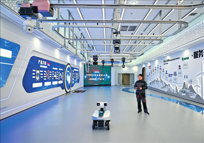在雄安科創(chuàng)中心中試基地，北京普龍科技有限公司工作人員在展示巡檢機器人（2024年3月28日攝）牟宇攝/本刊