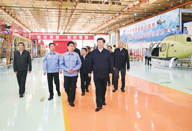 2023年10月10日至13日，中共中央總書記、國家主席、中央軍委主席習(xí)近平在江西考察。這是11日上午，習(xí)近平在景德鎮(zhèn)市昌河飛機工業(yè)（集團）有限公司考察。 新華社記者 燕雁/攝