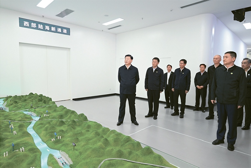 2023年12月14日至15日，中共中央總書記、國家主席、中央軍委主席習(xí)近平在廣西考察。這是14日上午，習(xí)近平在南寧市考察中國—東盟信息港股份有限公司，結(jié)合平陸運河沙盤聽取西部陸海新通道骨干工程建設(shè)匯報。 新華社記者 謝環(huán)馳/攝