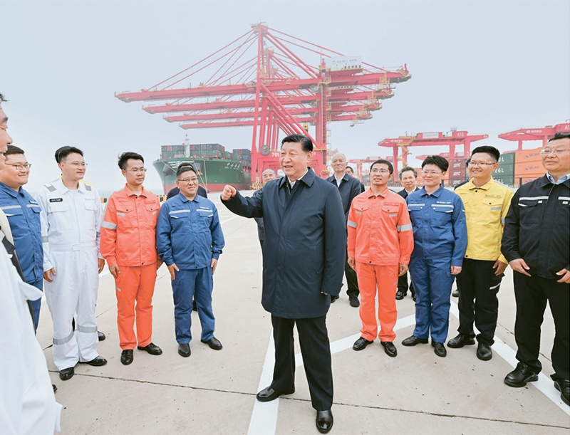 2024年5月22日至24日，中共中央總書記、國家主席、中央軍委主席習(xí)近平在山東考察。這是22日下午，習(xí)近平在日照港親切慰問港口科技工作者、運營人員、航運人員。 新華社記者 謝環(huán)馳/攝