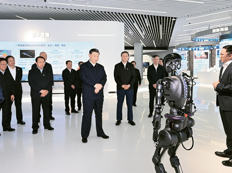 2023年11月28日至12月2日，中共中央總書記、國家主席、中央軍委主席習(xí)近平在上?？疾臁＿@是11月28日下午，習(xí)近平在浦東新區(qū)張江科學(xué)城參觀上?？萍紕?chuàng)新成果展。 新華社記者 謝環(huán)馳/攝