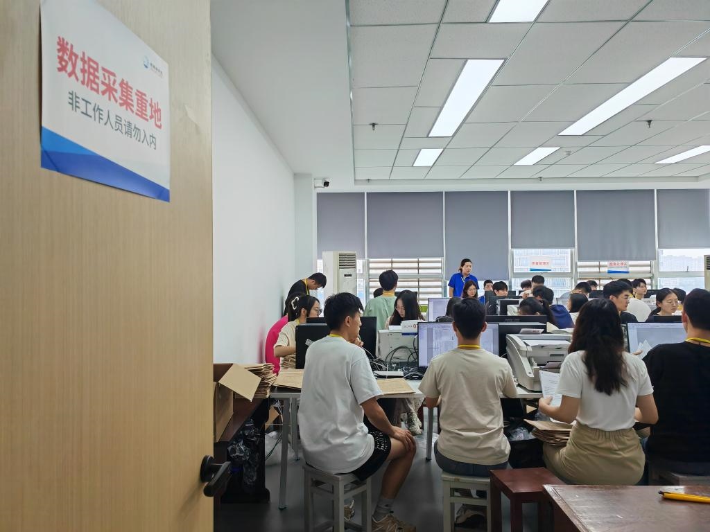 6月13日，在重慶市西南大學(xué)評(píng)卷點(diǎn)，工作人員正在進(jìn)行試卷掃描工作。新華社記者 周思宇 攝