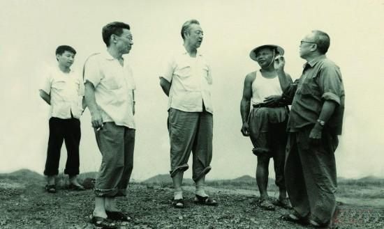 1978年8月，習(xí)仲勛（左三）在廣東惠陽農(nóng)村調(diào)研。在清華大學(xué)讀書的習(xí)近平（左一）利用暑假時間參加社會實踐，隨同父親一起下鄉(xiāng)。