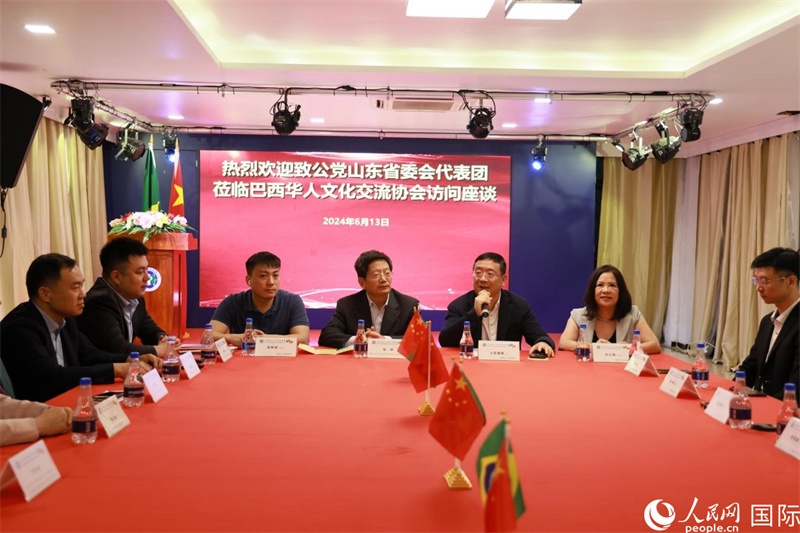 巴西華人文化交流協(xié)會主席上官劍鋒在座談會上致辭。人民網(wǎng)記者 宋亦然攝