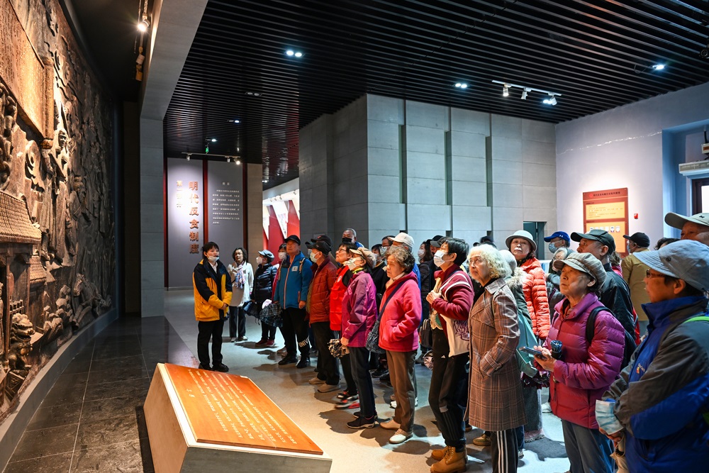 △ 2024年4月10日，北京朝陽區(qū)安慧里社區(qū)黨委組織離退休黨員參觀“明鏡昭廉”明代反貪尚廉歷史文化園。