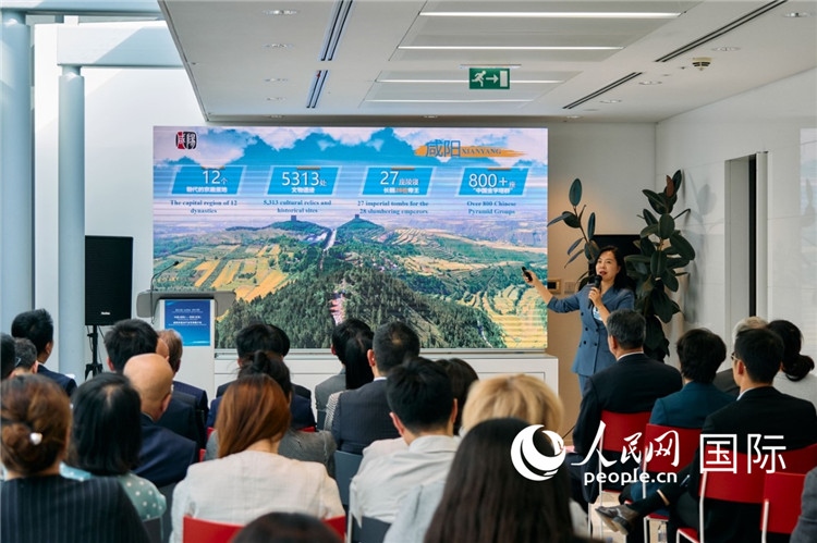 咸陽(yáng)市招商局局長(zhǎng)王苗致辭。