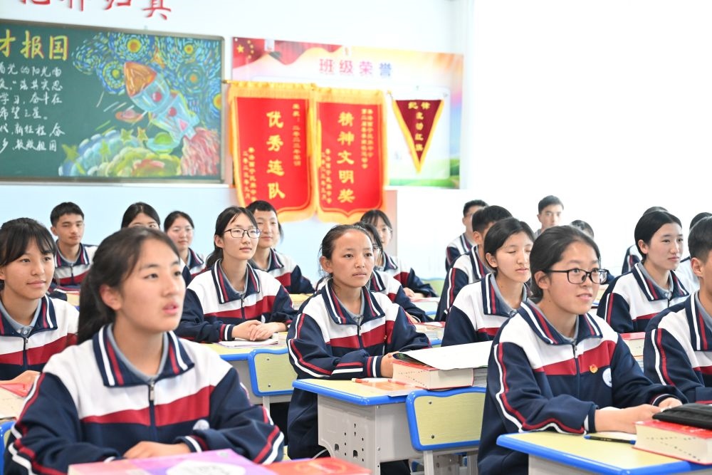 2024年6月18日，果洛西寧民族中學(xué)學(xué)生在上課。