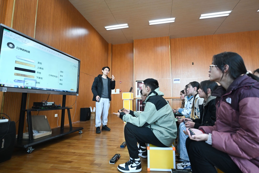 上海援青教師闞延俊在給學(xué)生上音樂課（2023年2月23日攝）。