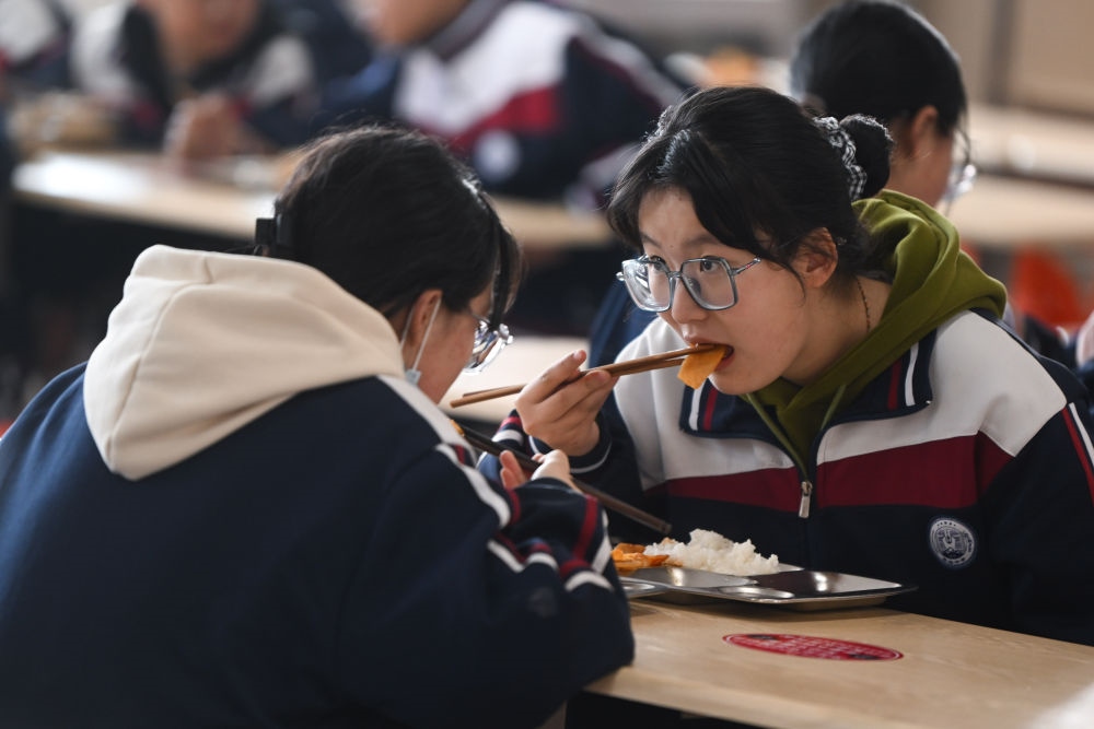 2023年2月23日，果洛西寧民族中學(xué)學(xué)生在食堂吃午飯。