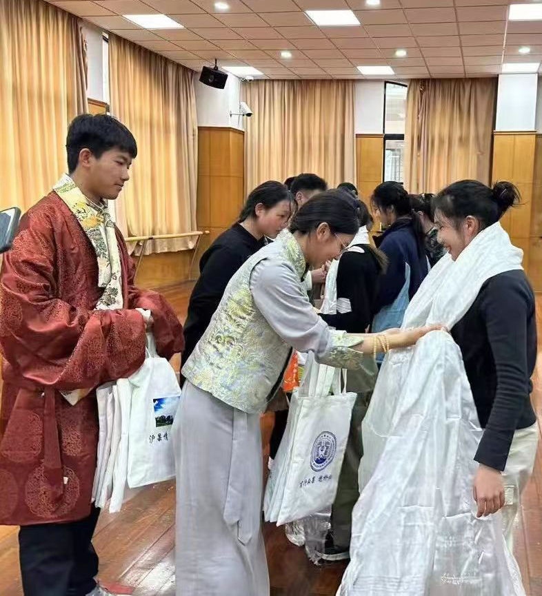 2024年1月18日，在上海市大同中學(xué)，果洛西寧民族中學(xué)學(xué)生給上海大同中學(xué)師生獻(xiàn)哈達(dá)。新華社發(fā)（果洛州教育局供圖）