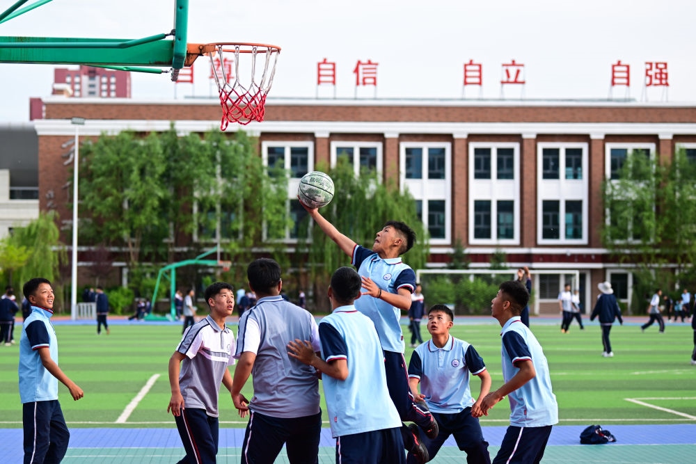 2024年6月18日，果洛西寧民族中學(xué)學(xué)生在打籃球。