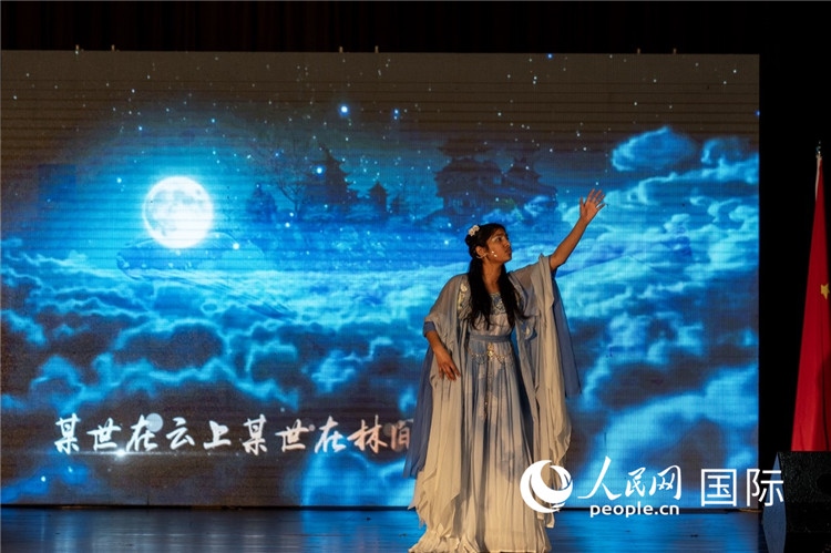 參賽選手演唱中文歌曲《左手指月》。人民日?qǐng)?bào)非洲中心分社 希拉茲·莫林?jǐn)z